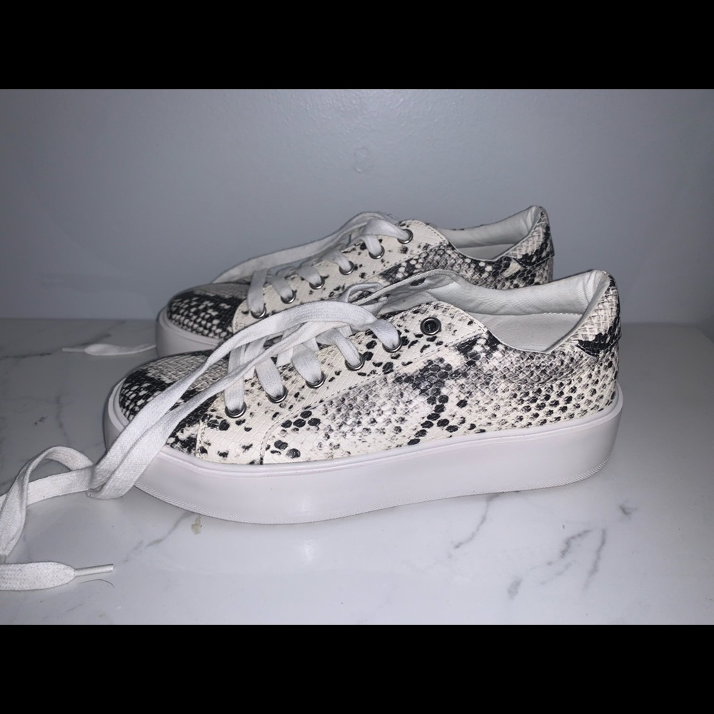 BNWOT Steve Madden reptile sneakers